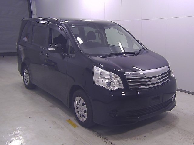 TOYOTA NOAH 2010