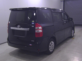 TOYOTA NOAH 2010