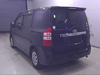 TOYOTA NOAH 2010