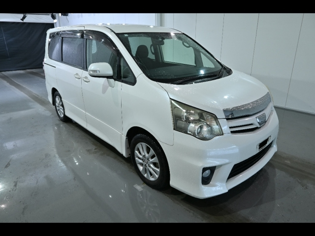 TOYOTA NOAH 2010