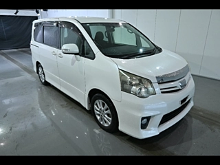 TOYOTA NOAH 2010