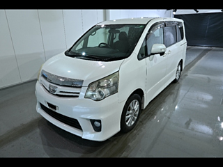 TOYOTA NOAH 2010