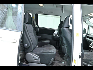TOYOTA NOAH 2010