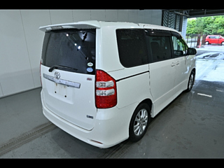 TOYOTA NOAH 2010