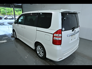 TOYOTA NOAH 2010