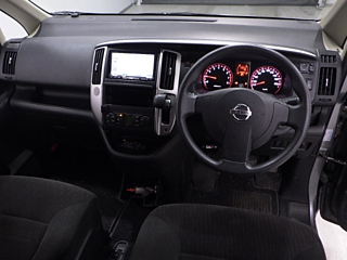 NISSAN SERENA 2010