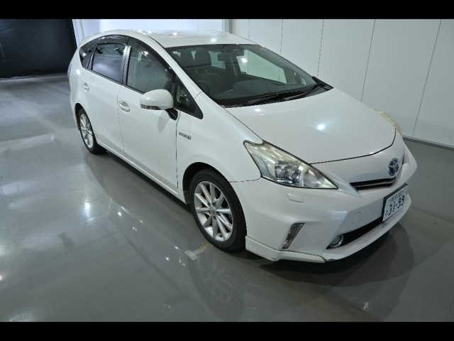 TOYOTA PRIUS ALPHA 2013
