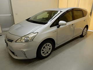 TOYOTA PRIUS ALPHA 2013