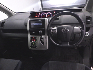TOYOTA VOXY 2010
