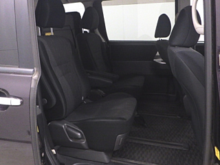 TOYOTA VOXY 2010