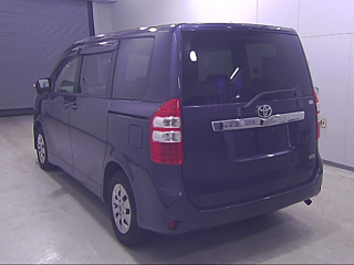 TOYOTA NOAH 2010