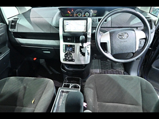TOYOTA NOAH 2010