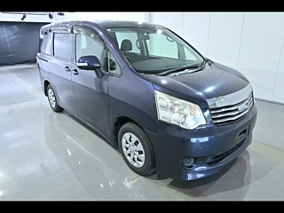 TOYOTA NOAH 2010