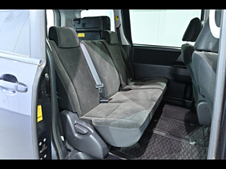 TOYOTA NOAH 2010
