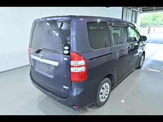 TOYOTA NOAH 2010