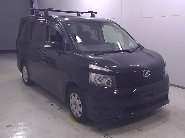 TOYOTA VOXY 2010