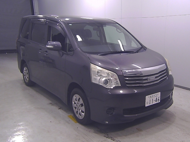 TOYOTA NOAH 2011