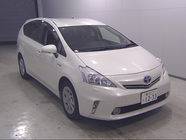 TOYOTA PRIUS ALPHA 2013