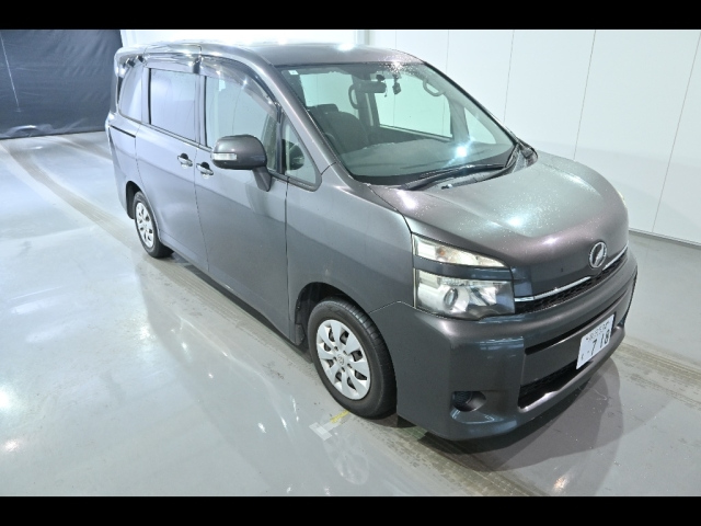 TOYOTA VOXY 2011