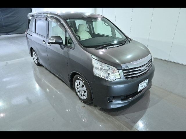 TOYOTA NOAH 2011