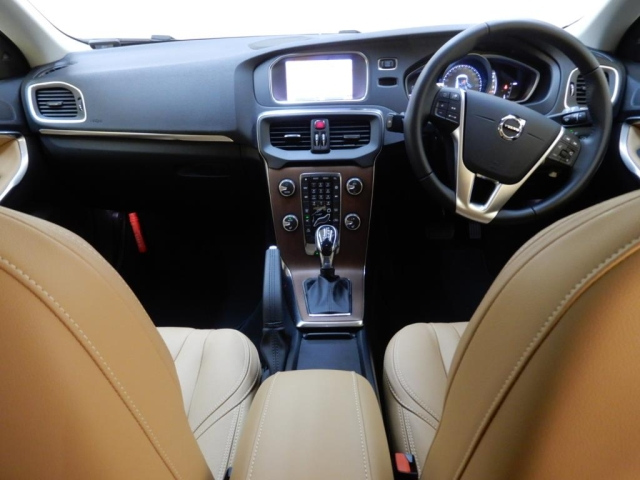 VOLVO V40 2020