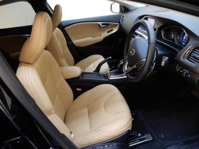 VOLVO V40 2020