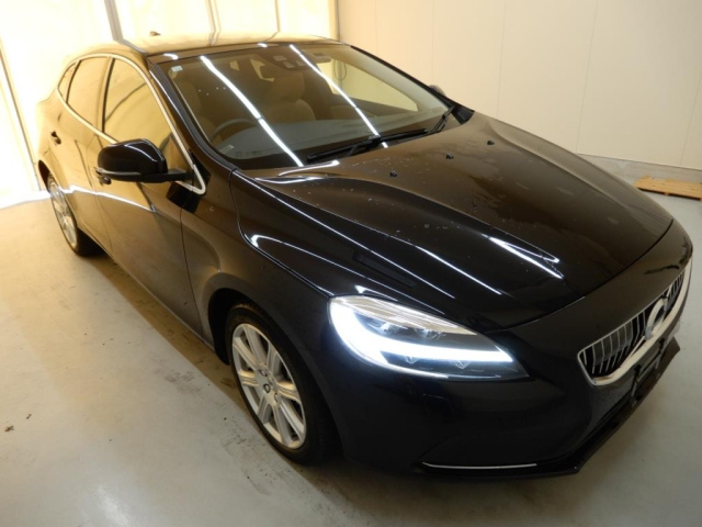 VOLVO V40 2020