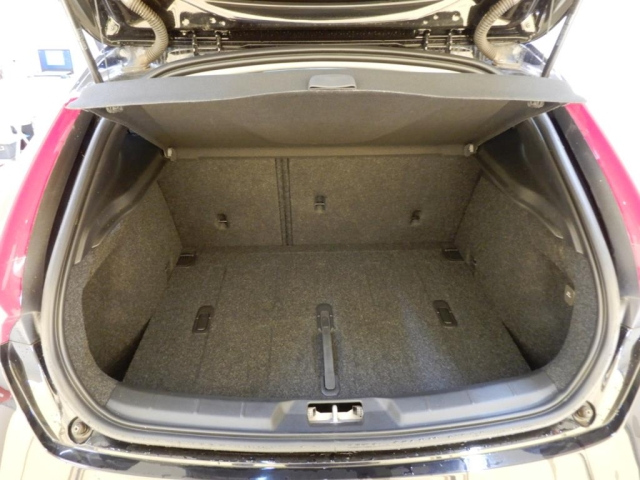 VOLVO V40 2020