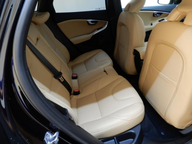 VOLVO V40 2020