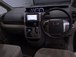 TOYOTA NOAH 2013