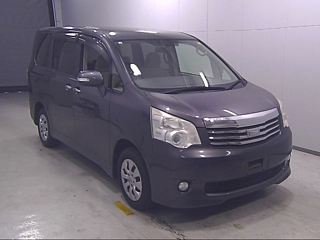 TOYOTA NOAH 2013
