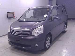 TOYOTA NOAH 2013