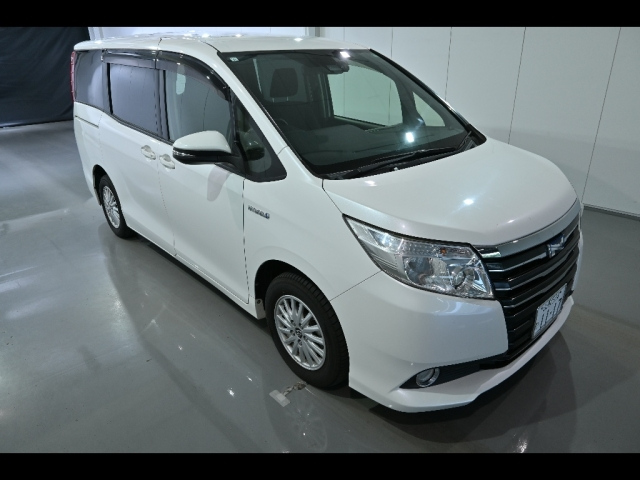 TOYOTA NOAH 2017
