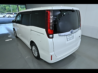 TOYOTA NOAH 2017