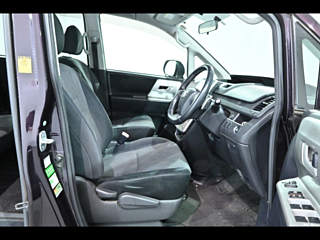 TOYOTA VOXY 2010