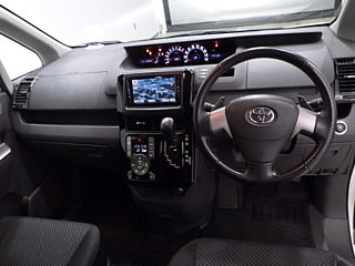 TOYOTA NOAH 2010