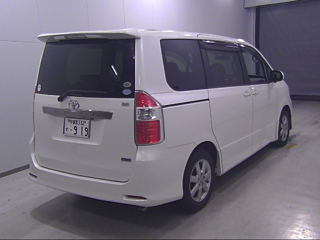 TOYOTA NOAH 2010
