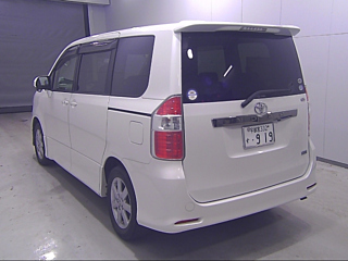 TOYOTA NOAH 2010
