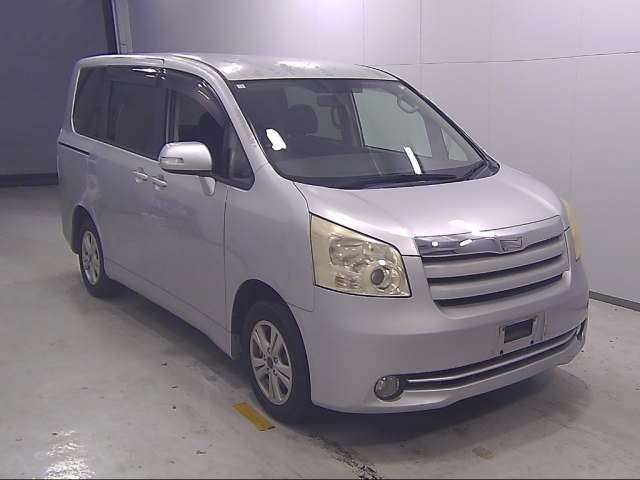 TOYOTA NOAH 2008