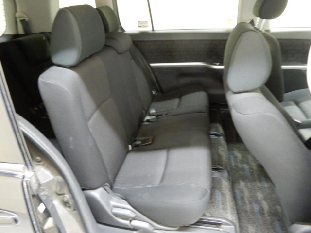 TOYOTA ISIS 2012