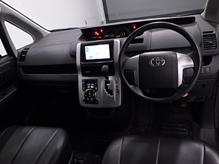 TOYOTA VOXY 2010