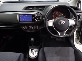 TOYOTA VITZ 2013