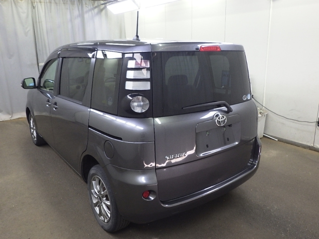 TOYOTA SIENTA 2010