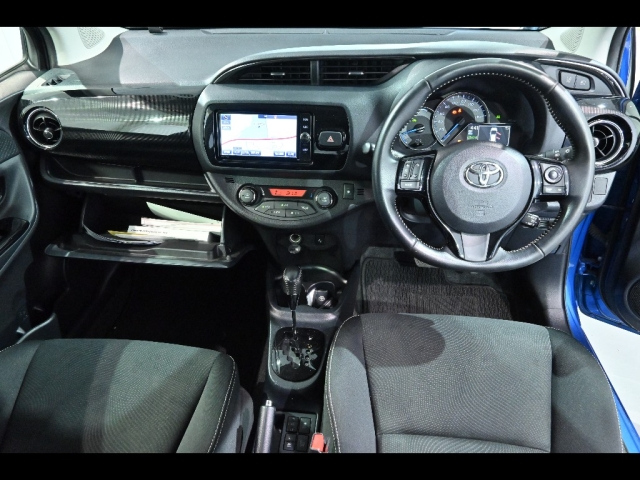 TOYOTA VITZ 2018
