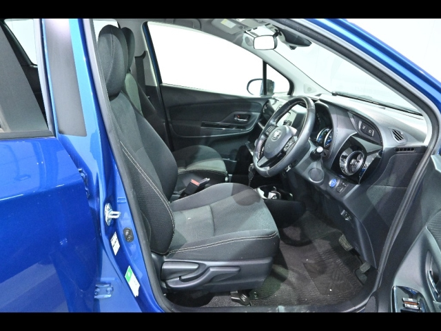 TOYOTA VITZ 2018