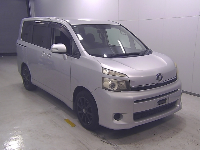TOYOTA VOXY 2010