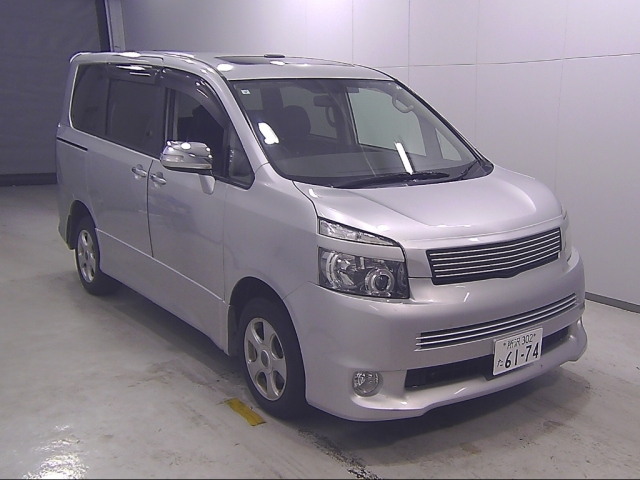 TOYOTA VOXY 2009