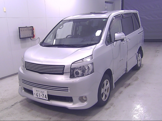 TOYOTA VOXY 2009