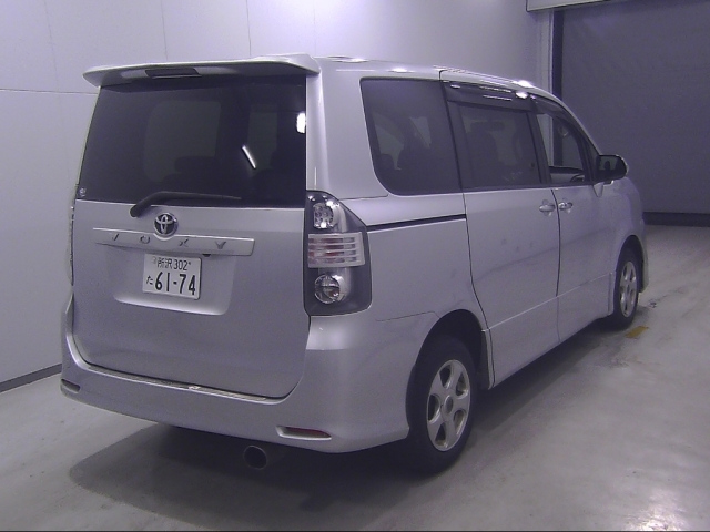 TOYOTA VOXY 2009