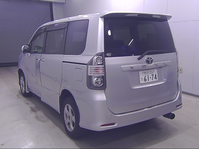 TOYOTA VOXY 2009